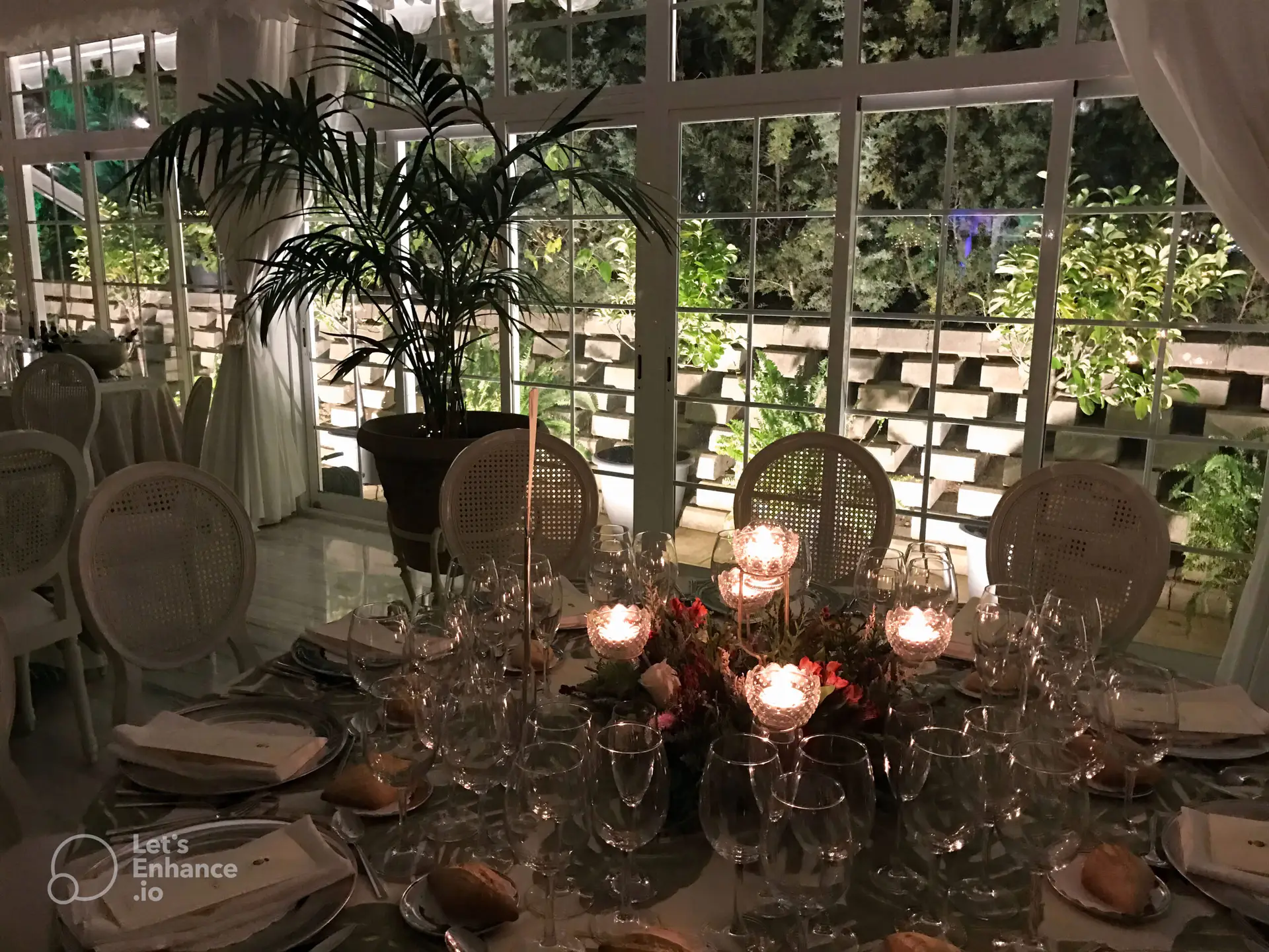 Mesa presidencial montada para un banquete