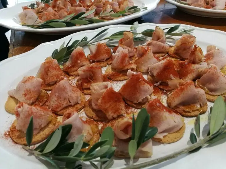 Aperitivo servido en los jardines de la finca