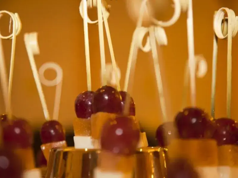 Aperitivos de catering propio: brochetas de uva y queso en pincho