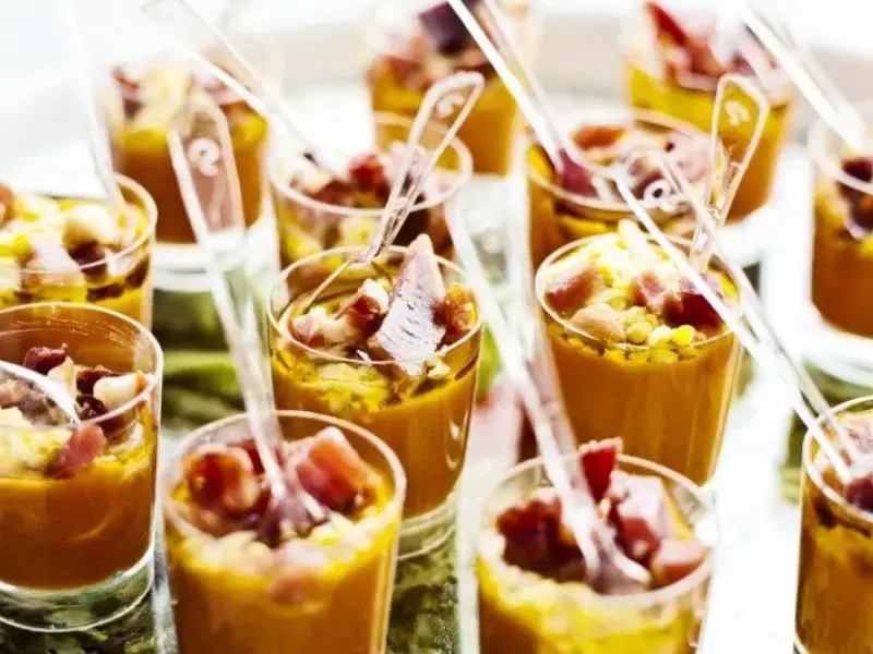 Aperitivos de catering: vasitos de crema fría con virutas de jamón