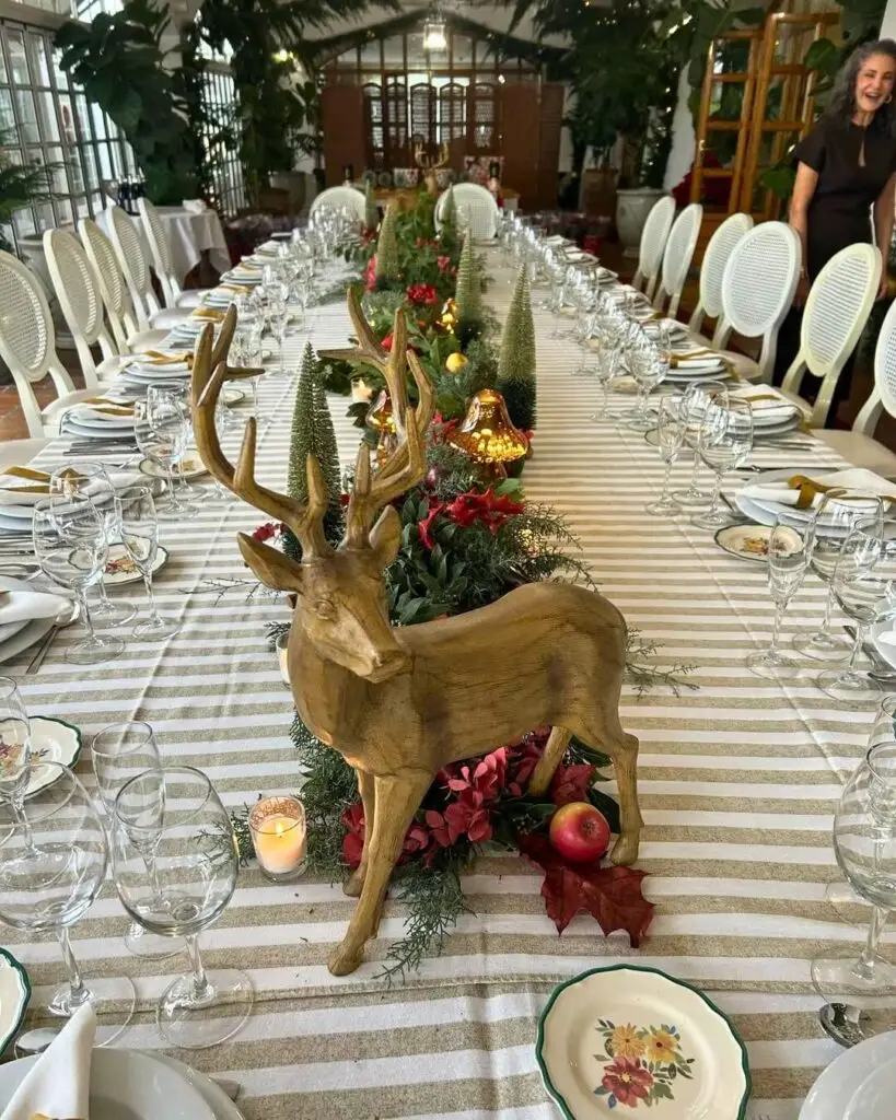 Mesa imperial decorada para banquete de boda elegante