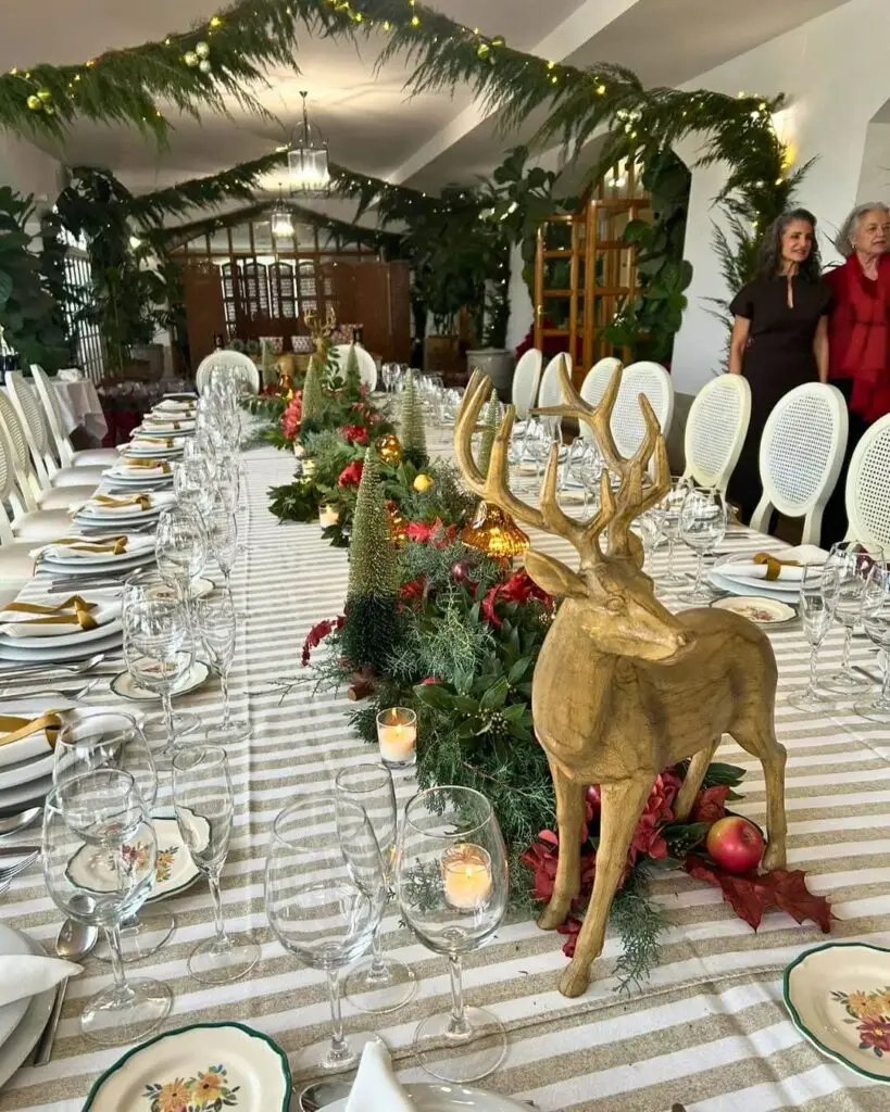 Banquete navideño decorado para cena de empresa