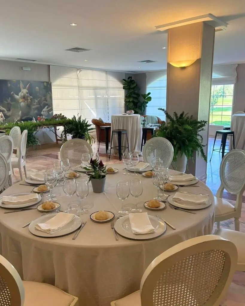 Salón interior montado para banquete o celebración familiar