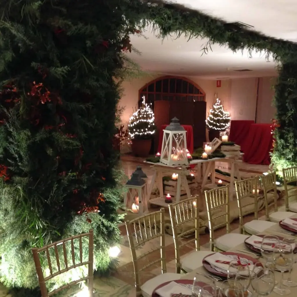 Cena de Navidad o empresa con decoración cálida