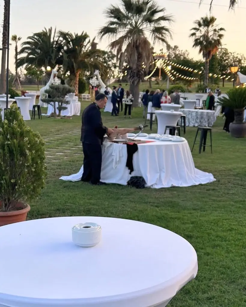Cóctel al atardecer con cortador de jamón en jardines de Eventos Golf Guadiana Badajoz