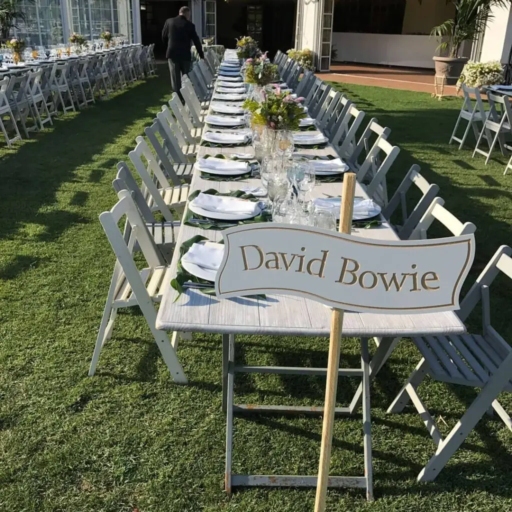 Banquete de boda al aire libre en Badajoz con mesa imperial sobre el césped