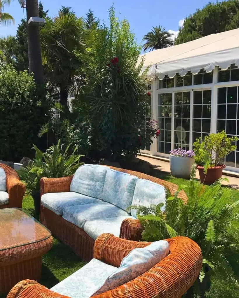 Zona chill out en el jardín para bodas al aire libre en Badajoz