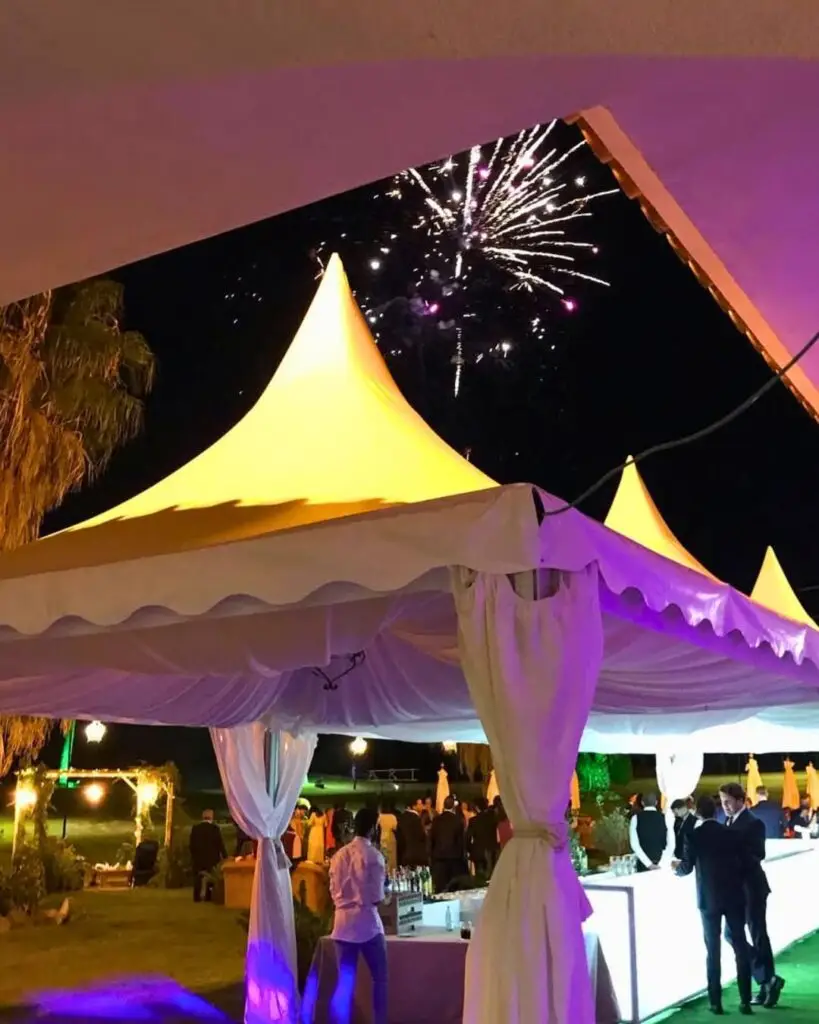 Evento nocturno bajo carpa iluminada en finca