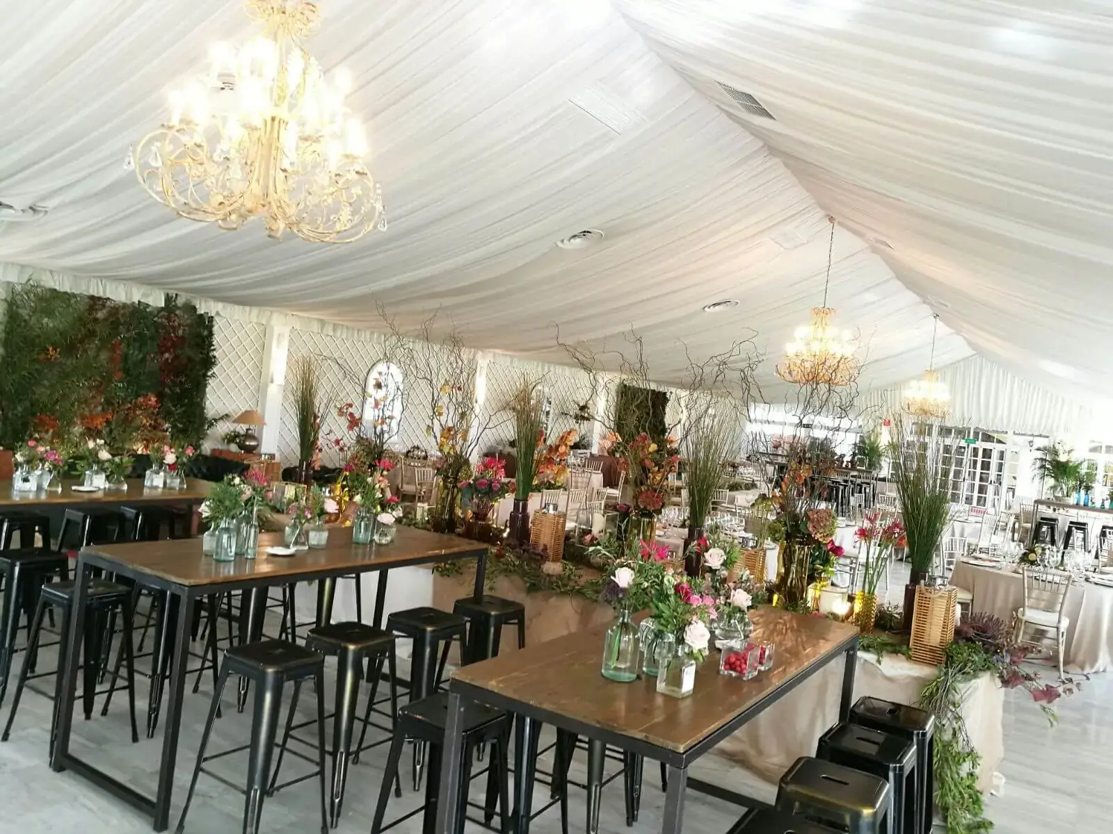 Salón entoldado con techo drapeado en blanco y mesas montadas